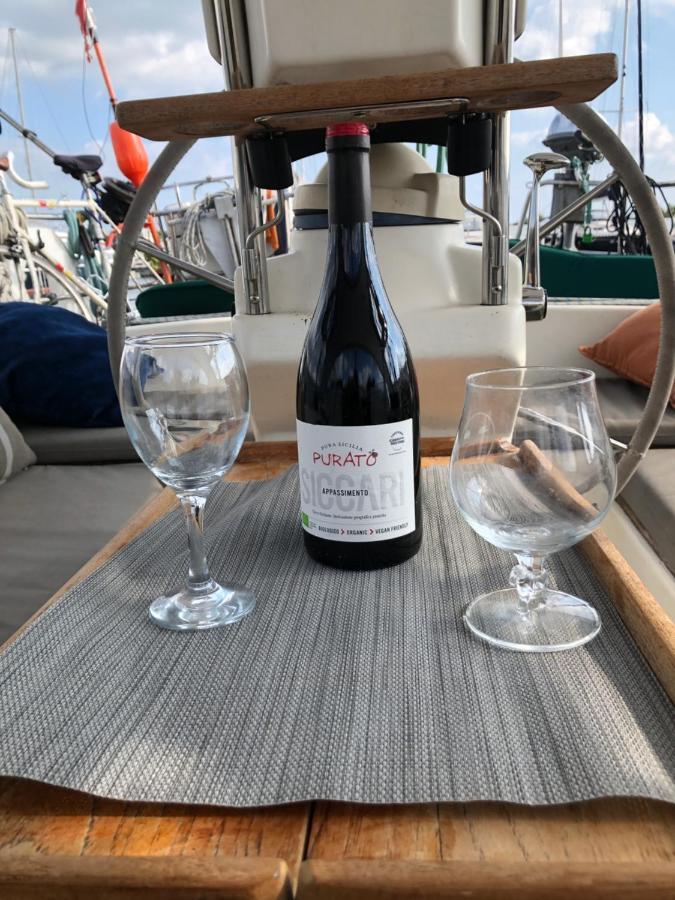 From September Lyra On The Go To Suriname Till 1 April 2026 Joint Captain Casey 梅代姆里克 外观 照片